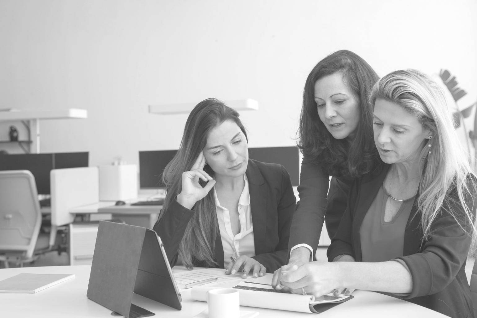 Personas analizando documentos financieros en una consulta personalizada