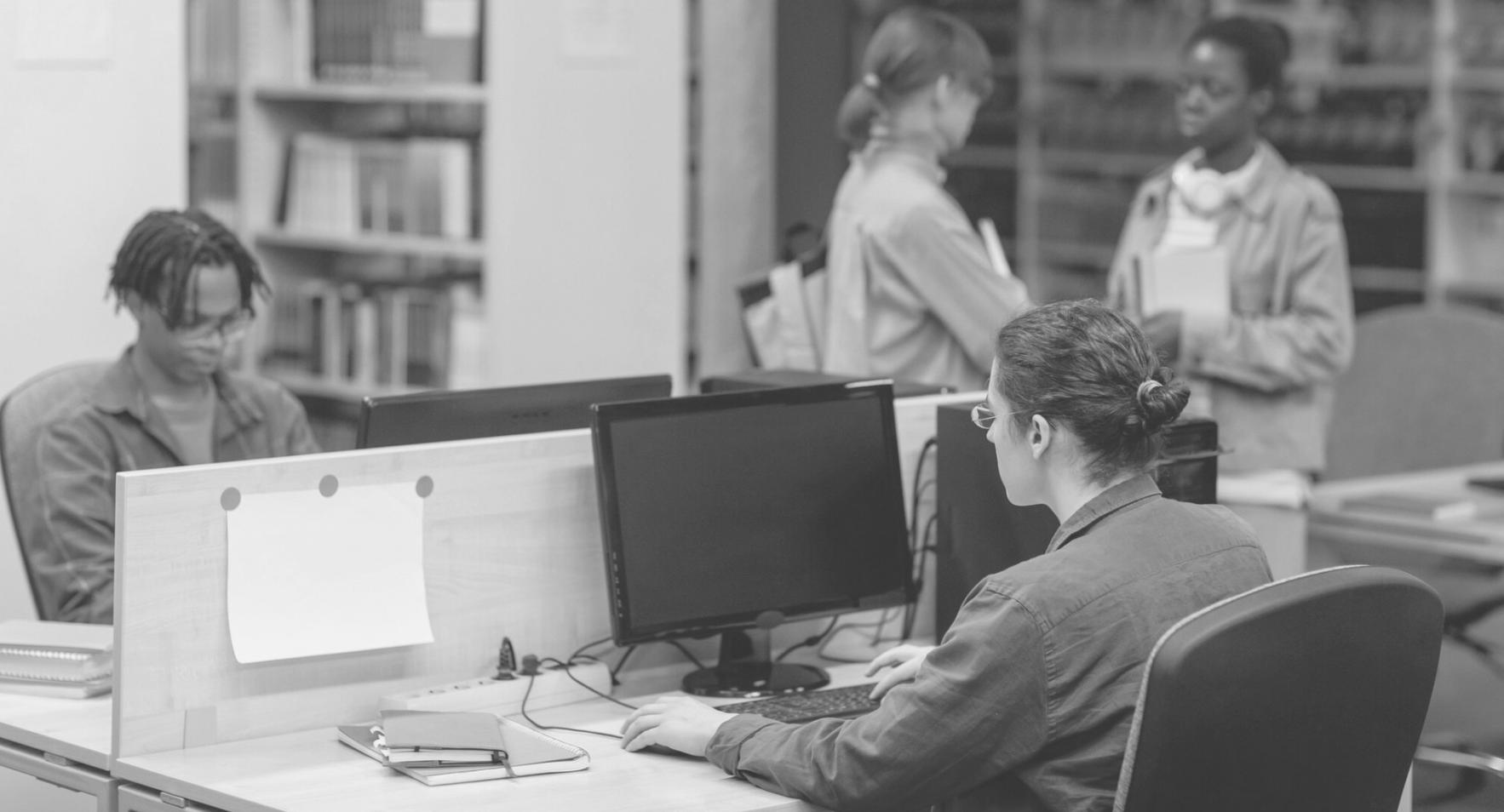 Planificación financiera personalizada con documentos y gráficos sobre mesa de trabajo