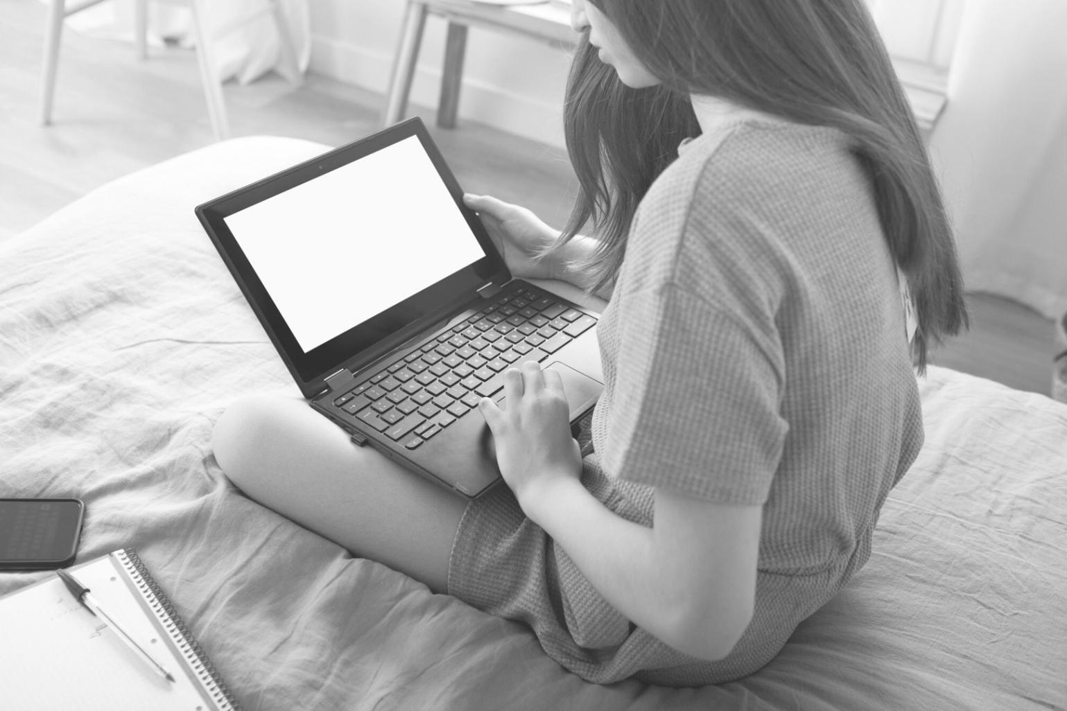 Sesión de consulta financiera personalizada con documentos y calculadora